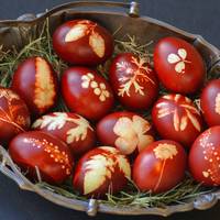 Варимо яйця на Великдень у лушпинні цибулі правильно, без посинілих жовтків