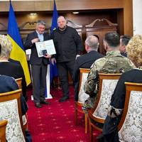Тернопільський лікар, який оперує військових, отримав грамоту Верховної Ради України